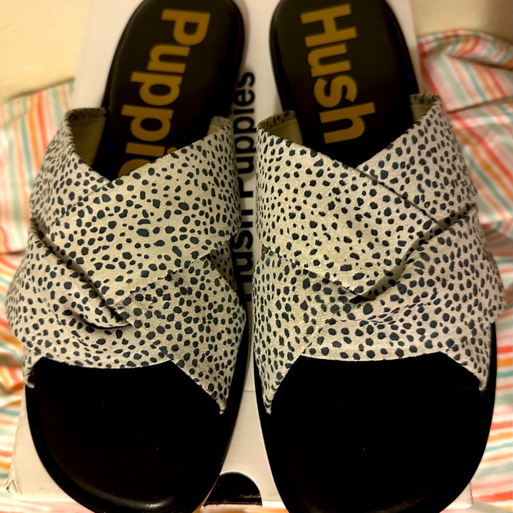 NWT HUSHPUPPIES sandals size 10 flat with a soft suede design for comfort